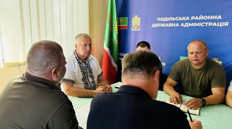 Сьогодні, 15 липня 2024 року, начальник Подільської районної військової адміністрації Михайло Лазаренко провів нараду з представниками силових структур району.