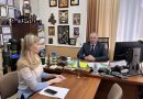 Сьогодні, 19 березня 2025 року, начальник Подільської районної військової адміністрації Михайло ЛАЗАРЕНКО провів робочу зустріч з головним лікарем КНП «Центр первинної медико- санітарної допомоги Куяльницької сільської ради» Світланою БАЦАНОВОЮ