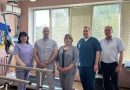 Сьогодні, 30 квітня 2025 року, за дорученням начальника Подільської РВА Михайла Лазаренка, його перший заступник Оксана Лобода спільно з начальником відділу з питань ветеранської політики Ігорем Тарнавським спільно відвідали реабілітаційне відділення КНП “Подільська міська лікарня»
