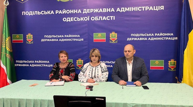 За дорученням голови Подільської районної державної адміністрації Михайла ЛАЗАРЕНКА, 15 травня поточного року перший заступник голови Подільської РДА Оксана ЛОБОДА сумісно з начальником юридичного управління апарату Подільської районної державної адміністрації Сергієм КУРГАНСЬКИМ та начальником відділу агропромислового розвитку Подільської районної державної адміністрації Наталією ВДОВИЧЕНКО, взяли участь в Zoom конференції на тему “Обговорення концепції ВАР щодо фортифікаційних споруд”