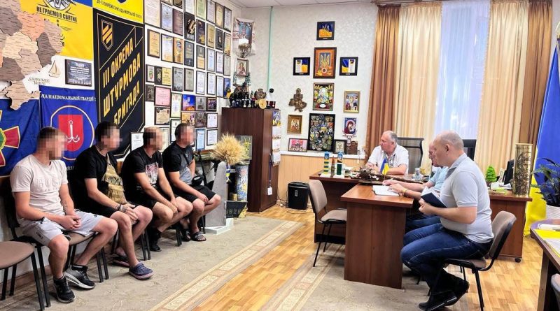 Сьогодні, 14 серпня 2025 року до начальника Подільської районної військової адміністрації Михайла ЛАЗАРЕНКА на прийом прийшли жителі Окнянської громади