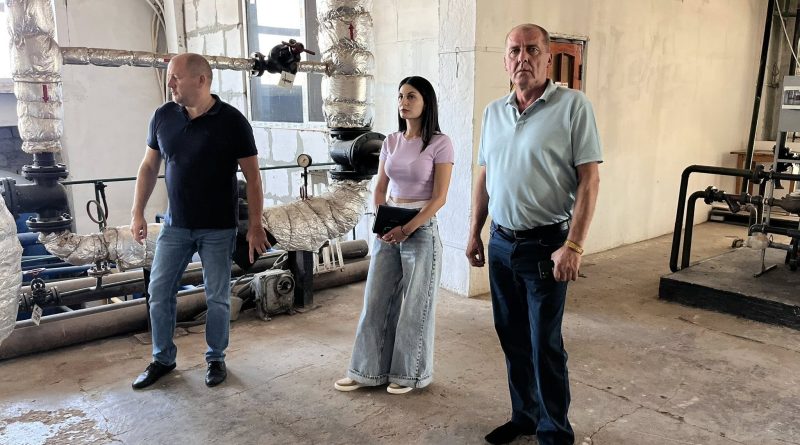Сьогодні, за дорученням начальника Подільської РВА Михайло Дмитрович Лазаренко його перший заступник Ігор Тарнавський разом з виконуючою обовʼязки завідувача сектору інфраструктури, житлово-комунального господарства та екології Яною Нігарою здійснили робочий виїзд до однієї з найбільших котелень КВЕП «Подільськтеплокомуненерго» Подільської міської ради з метою перевірки ходу підготовчих робіт до осінньо-зимового періоду 2025–2026 років