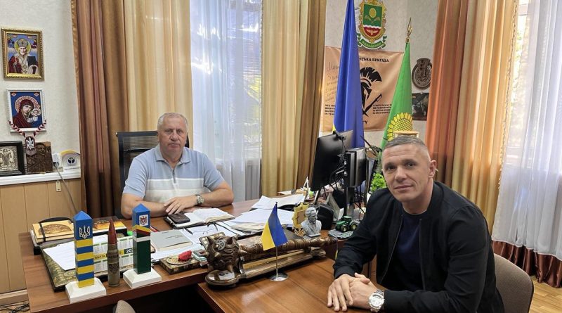 Сьогодні, 15 вересня 2025 року, начальник Подільської районної військової адміністрації Михайло ЛАЗАРЕНКО провів робочу зустріч з очільником ТОВ «БРМ ОХОРОНА» та головою Громадської ради при Подільській РВА Богданом МЕЛЬНИКОМ