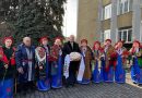 Зустрічати хлібом-сіллю дорогих гостей — цей звичай, що має глибоке коріння та дійшов до нашого часу