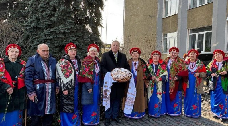 Зустрічати хлібом-сіллю дорогих гостей — цей звичай, що має глибоке коріння та дійшов до нашого часу