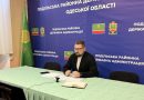 16 жовтня 2025 року, за дорученням голови/начальника Подільської районної державної (військової) адміністрації Михайла ЛАЗАРЕНКА, заступник голови/начальника РВА Вадим МЕГІС провів робочу онлайн-нараду з профільними заступниками та представниками відділів житлово-комунального господарства громад Подільського району