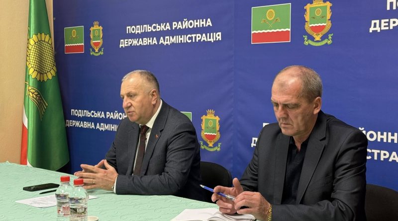 12.11.2025 року начальник Подільської районної військової адміністрації Михайло Лазаренко провів робочу нараду з керівництвом Зеленогірської та Любашівської територіальних громад, начальниками відділів освіти та керівниками закладів загальної середньої освіти району 12.11.2025 року начальник Подільської районної військової адміністрації Михайло Лазаренко провів робочу нараду з керівництвом Зеленогірської та Любашівської територіальних громад, начальниками відділів освіти та керівниками закладів загальної середньої освіти району