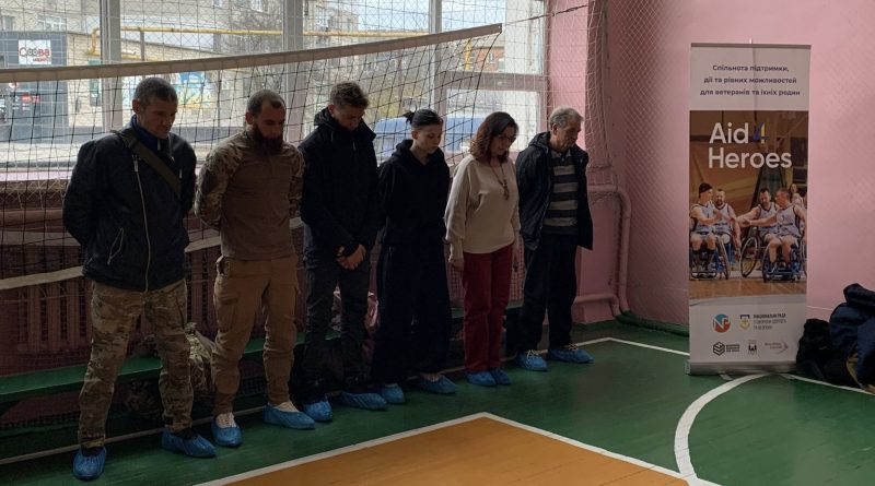 Сьогодні, 13 листопада 2025 року, в рамках реалізації Всеукраїнської програми ментального здоров’я «Ти як?» та соціального проєкту “Aid4Heroes” спрямованого на комплексну підтримку ветеранів та їх родин за ініціативи громадської організації «Національна рада з охорони здоров’я та безпеки» та представниками громадської організації “Вільні Воїни” було проведено адаптивний спортивний захід, який дав мажливість учасникам ознайомитися з різними видами спорту такі як: стрільба з лука, піклбол, баскетбол, боча Сьогодні, 13 листопада 2025 року, в рамках реалізації Всеукраїнської програми ментального здоров’я «Ти як?» та соціального проєкту “Aid4Heroes” спрямованого на комплексну підтримку ветеранів та їх родин за ініціативи громадської організації «Національна рада з охорони здоров’я та безпеки» та представниками громадської організації “Вільні Воїни” було проведено адаптивний спортивний захід, який дав мажливість учасникам ознайомитися з різними видами спорту такі як: стрільба з лука, піклбол, баскетбол, боча