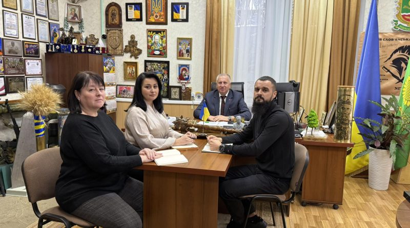 Сьогодні, 18 листопада 2025 року начальник Подільської районної військової адміністрації Михайло Лазаренко провів робочу зустріч із своїм радником Артемом Касевичем, під час якої обговорено організаційні питання проведення Дня Гідності та свободи Сьогодні, 18 листопада 2025 року начальник Подільської районної військової адміністрації Михайло Лазаренко провів робочу зустріч із своїм радником Артемом Касевичем, під час якої обговорено організаційні питання проведення Дня Гідності та свободи