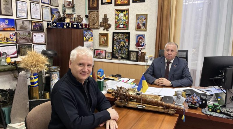 Сьогодні, 18 листопада 2025 року, начальник Подільської районної військової адміністрації Михайло ЛАЗАРЕНКО провів робочу зустріч з радником начальника Одеської ОВА, керівником фермерського господарства «Гранат» Анатолієм АРТЕМЕНКОМ Сьогодні, 18 листопада 2025 року, начальник Подільської районної військової адміністрації Михайло ЛАЗАРЕНКО провів робочу зустріч з радником начальника Одеської ОВА, керівником фермерського господарства «Гранат» Анатолієм АРТЕМЕНКОМ