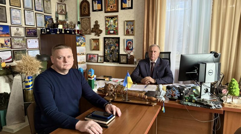 18 листопада 2025 року начальник Подільської районної військової адміністрації Михайло Лазаренко зустрівся з керівником Любашівськоі окружної прокуратури Ярославом Бурлакою аби узгодити подальші кроки щодо зміцнення правопорядку в умовах воєнного стану 18 листопада 2025 року начальник Подільської районної військової адміністрації Михайло Лазаренко зустрівся з керівником Любашівськоі окружної прокуратури Ярославом Бурлакою аби узгодити подальші кроки щодо зміцнення правопорядку в умовах воєнного стану