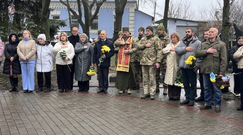 Сьогодні, у центрі міста Подільська відбувся мітинг-реквієм до Дня Гідності та Свободи з покладанням квітів