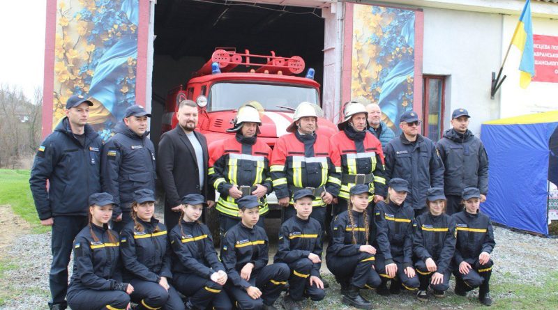 Сьогодні, 03 грудня 2025 року, за дорученням начальника Подільської РВА Михайла ЛАЗАРЕНКА його заступник Вадим МЕГІС взяв участь у відкритті добровільної пожежно-рятувальної команди в с. Бакша Савранської громади, де також рятувальникам було вручено спеціальну пожежно-рятувальну техніку