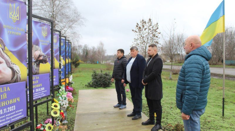 3 грудня 2025 року в рамках візиту до Савранської територіальної громади за дорученням начальника Подільської районної військової адміністрації Михайла ЛАЗАРЕНКА його заступник Вадим МЕГІС спільно з керівництвом громади відвідав Алею Слави і пам’яті про загиблих військовослужбовців, щоб вшанувати пам’ять про Героїв