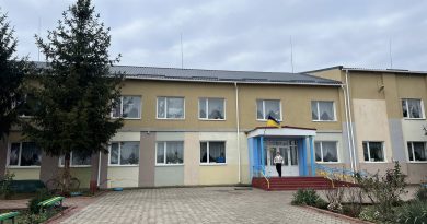 03 грудня 2025 року за дорученням голови Подільської РДА Михайла ЛАЗАРЕНКА, його заступник Вадим МЕГІС здійснив моніторинговий візит до Бакшанського ліцею Савранської селищної ради з метою перевірки готовності закладу до сталого та безпечного функціонування в осінньо-зимовий період