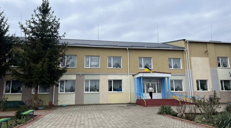 03 грудня 2025 року за дорученням голови Подільської РДА Михайла ЛАЗАРЕНКА, його заступник Вадим МЕГІС здійснив моніторинговий візит до Бакшанського ліцею Савранської селищної ради з метою перевірки готовності закладу до сталого та безпечного функціонування в осінньо-зимовий період