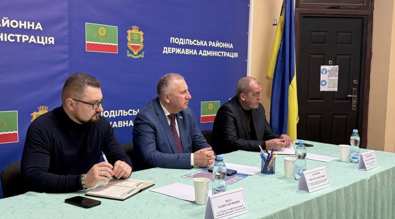 11 грудня начальник Подільської районної військової адміністрації Михайло Лазаренко провів робочу нараду з керівництвом Окнянської громади, начальником відділу освіти та директором філії Гулянської гімназії з дошкільним відділенням та початковою освітою та з фахівцями РВА 11 грудня начальник Подільської районної військової адміністрації Михайло Лазаренко провів робочу нараду з керівництвом Окнянської громади, начальником відділу освіти та директором філії Гулянської гімназії з дошкільним відділенням та початковою освітою та з фахівцями РВА