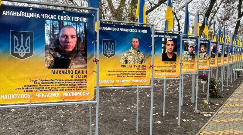 На виконання доручення голови Подільської районної державної адміністрації Михайла Лазаренка, його заступниця Оксана Лобода 10.12.2025 року здійснила виїзд до Ананьївської громади, де провела масштабне обстеження місць поховання загиблих Захисників України, меморіальних локацій та об’єктів пам’яті На виконання доручення голови Подільської районної державної адміністрації Михайла Лазаренка, його заступниця Оксана Лобода 10.12.2025 року здійснила виїзд до Ананьївської громади, де провела масштабне обстеження місць поховання загиблих Захисників України, меморіальних локацій та об’єктів пам’яті