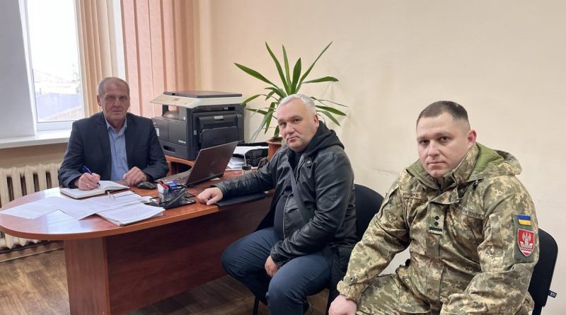 Сьогодні 15.12.2025 року тимчасово виконуючий обов’язки начальника Подільської районної військової адміністрації Ігор ТАРНАВСЬКИЙ провів робочу зустріч із начальником відділення військової служби правопорядку майором ХОМЕНКО Павлом та заступником начальника Південного територіального управління ВСП, полковником БИКОВЦЕМ Олександром Сьогодні 15.12.2025 року тимчасово виконуючий обов’язки начальника Подільської районної військової адміністрації Ігор ТАРНАВСЬКИЙ провів робочу зустріч із начальником відділення військової служби правопорядку майором ХОМЕНКО Павлом та заступником начальника Південного територіального управління ВСП, полковником БИКОВЦЕМ Олександром