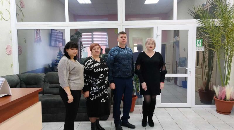 16 грудня 2025 року, за дорученням начальника Подільської районної військової адміністрації Михайла ЛАЗАРЕНКА, в.о. начальника відділу з питань ветеранської політики районної державної адміністрації Анатолій Станішевський та заступник Подільського міського голови Таїсія Скрипник провели робочу зустріч з директором КНП «Єдиний центр надання соціальних послуг» Подільської міської ради Наталією Войцехівською та фахівцями із супроводу ветеранів війни та демобілізованих осіб Подільської міської ради Подільського району, на якій обговорили низку актуальних тем, поділилися досвідом і планами на майбутнє 16 грудня 2025 року, за дорученням начальника Подільської районної військової адміністрації Михайла ЛАЗАРЕНКА, в.о. начальника відділу з питань ветеранської політики районної державної адміністрації Анатолій Станішевський та заступник Подільського міського голови Таїсія Скрипник провели робочу зустріч з директором КНП «Єдиний центр надання соціальних послуг» Подільської міської ради Наталією Войцехівською та фахівцями із супроводу ветеранів війни та демобілізованих осіб Подільської міської ради Подільського району, на якій обговорили низку актуальних тем, поділилися досвідом і планами на майбутнє