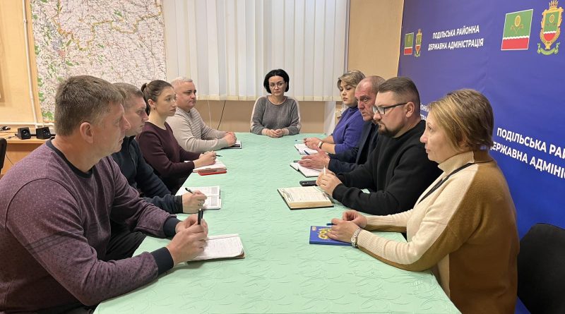 26 грудня 2025 року під керівництвом тимчасово виконуючого обов’язки начальника Подільської РВА Ігоря ТАРНАВСЬКОГО відбулось засідання робочої групи з питань визначення підприємств, установ і організацій статусу критично важливими для функціонування економіки та забезпечення життєдіяльності населення в особливий період на території Подільського району Одеської області при Подільській районній державній (військовій) адміністрації