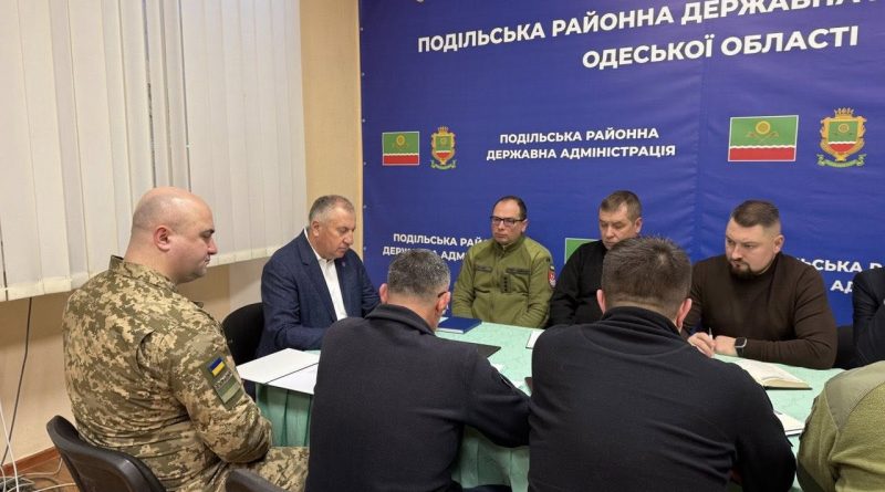 Сьогодні, 29.12.2025 року, начальник Подільської районної військової адміністрації Михайло Лазаренко провів нараду з представниками силових структур району