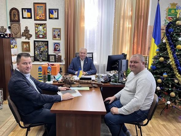 Сьогодні, 29 грудня 2025 року, начальник Подільської районної військової адміністрації Михайло ЛАЗАРЕНКО провів робочу зустріч із представниками кампанії «Ландтех» Олександром БУДКО та Сергієм ПУКЛІЧЕМ