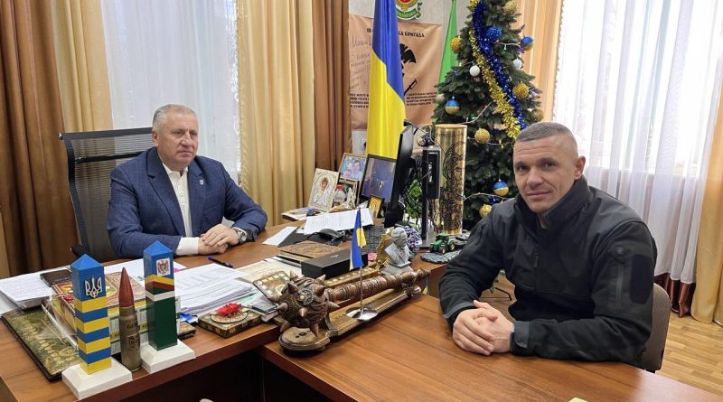 29.12.2025 року начальник Подільської районної військової адміністрації Михайло ЛАЗАРЕНКО провів робочу зустріч з очільником ТОВ «БРМ ОХОРОНА» та головою Громадської ради при Подільській РВА Богданом МЕЛЬНИКОМ