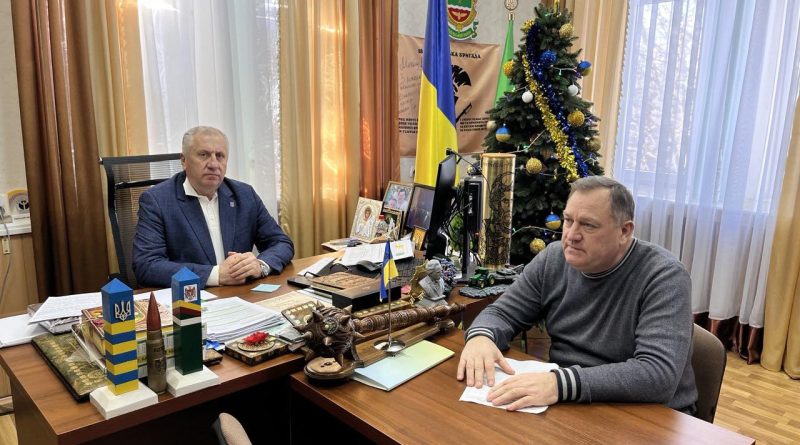 29 грудня 2025 року, начальник Подільської районної військової адміністрації Михайло ЛАЗАРЕНКО провів робочу зустріч з заступником Піщанського сільського голови Володимиром ГЕРБЕНСЬКИМ