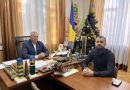Сьогодні, 29 грудня 2025 року, начальник Подільської районної військової адміністрації Михайло ЛАЗАРЕНКО провів робочу зустріч із своїм радником Артемом КАСЕВИЧЕМ
