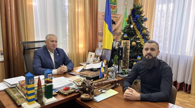 Сьогодні, 29 грудня 2025 року, начальник Подільської районної військової адміністрації Михайло ЛАЗАРЕНКО провів робочу зустріч із своїм радником Артемом КАСЕВИЧЕМ