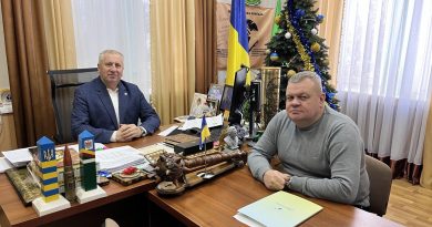 29 грудня 2025 року начальник Подільської районної військової адміністрації Михайло ЛАЗАРЕНКО провів робочу зустріч із секретарем Подільської міської ради – виконуючим повноваження голови Олегом АЛБАНСЬКИМ