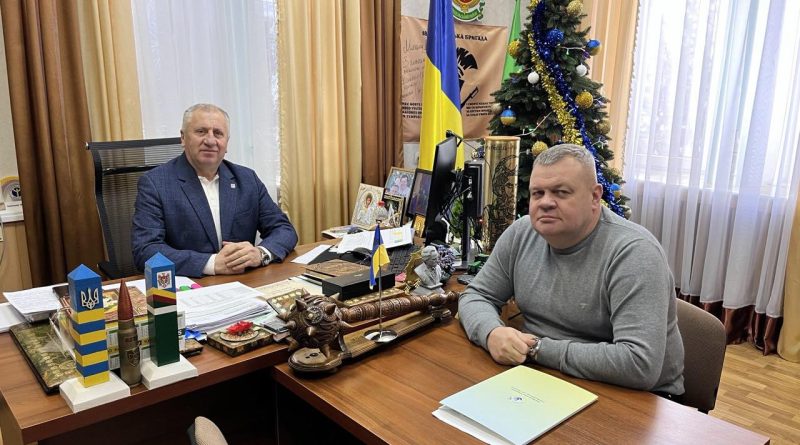 29 грудня 2025 року начальник Подільської районної військової адміністрації Михайло ЛАЗАРЕНКО провів робочу зустріч із секретарем Подільської міської ради – виконуючим повноваження голови Олегом АЛБАНСЬКИМ