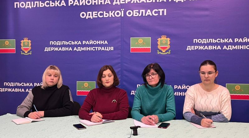 За дорученням начальника Подільської районної військової адміністрації Лазаренка Михайла працівники відділу з питань управління персоналом апарату, спільно з керівниками структурних підрозділів – юрособами та відповідальними за ведення кадрового діловодства долучилися до діалогу влади з бізнесом на тему: «Цифровізація трудових відносин»