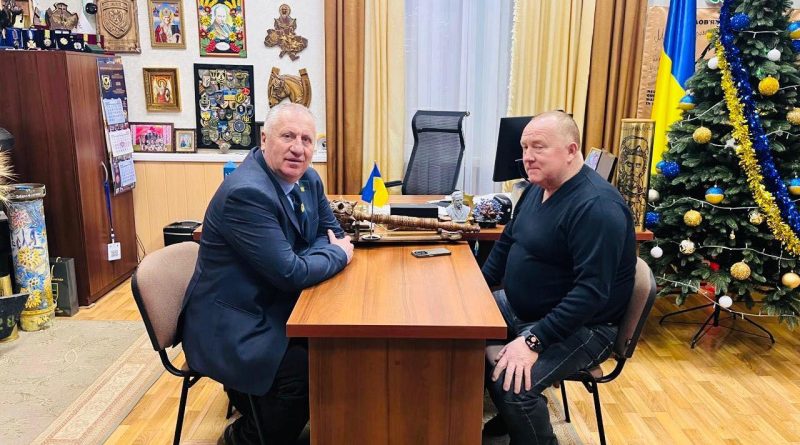 15 січня 2026 року, начальник Подільської районної військової адміністрації Михайло ЛАЗАРЕНКО провів робочу зустріч з керівником фермерського господарства ТОВ «МАГНОЛІЯ-ЛАН» Павлом СОЛОНОМ