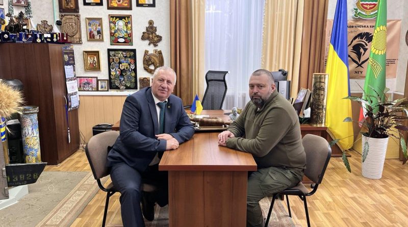 12 лютого 2026 року начальник Подільської районної військової адміністрації Михайло Лазаренко провів робочу зустріч із начальником Подільського районного територіального центру комплектування та соціальної підтримки (РТЦК та СП), підполковником Олександром Стаховим