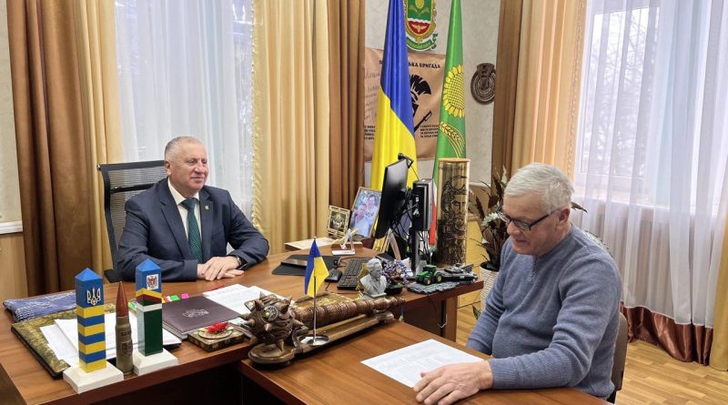 Сьогодні, 12 лютого 2026 року, начальник Подільської районної військової адміністрації Михайло ЛАЗАРЕНКО провів робочу зустріч із керівником СФГ « Оберіг» Григорієм ЗАГОРОДНІМ