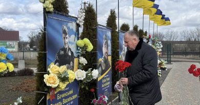 6 березня 2026 року в рамках робочого візиту до Піщанської територіальної громади начальник Подільської районної військової адміністрації Михайло Лазаренко разом із керівництвом громади відвідав Алею Слави і пам’яті загиблих військовослужбовців, щоб вшанувати пам’ять Захисників України, які віддали своє життя за свободу та незалежність нашої держави