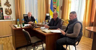 04 березня 2026 року, начальник Подільської районної військової адміністрації Михайло ЛАЗАРЕНКО провів засідання робочої групи «Прозорість і підзвітність» при Подільській районній військовій адміністрації та заслухав членів робочої групи, фахівців економічного та фінансового відділів Подільської РДА, які здійснюють контроль за належним використанням бюджетних коштів