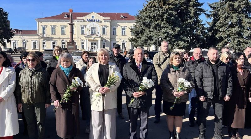 Сьогодні, 09 березня 2026 року з нагоди 212-ї річниці від дня народження видатного українського поета, художника та мислителя Тараса Григоровича Шевченка за участі начальника Подільської районної військової адміністрації Михайла ЛАЗАРЕНКА відбулося покладання квітів