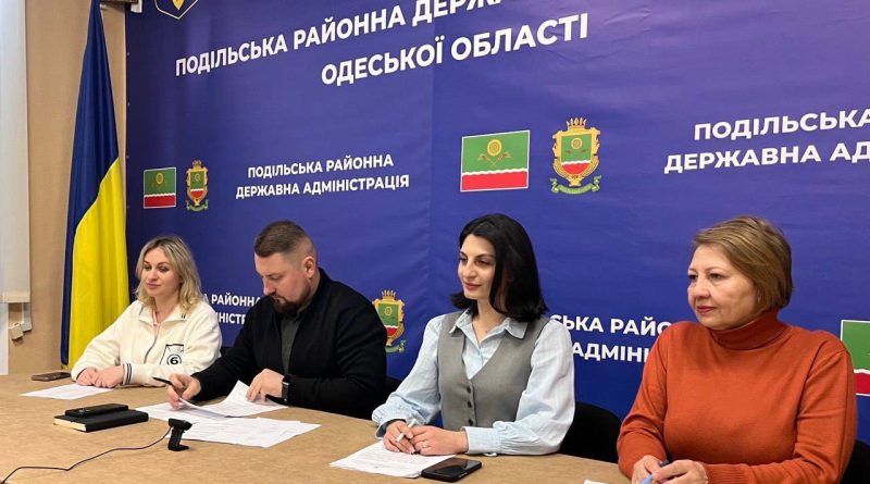 02 квітня 2026 року виконуючий обов’язки начальника Подільської районної військової адміністрації Вадим Мегіс спільно із фахівцями Подільської РВА взяли участь у селекторній нараді під головуванням заступника Керівника Офісу Президента України Віктора Микити за участю керівництва Міністерства економіки, довкілля та сільського господарства України, а також підвідомчих установ