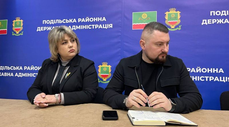 Сьогодні, 06 квітня 2026 року, під головуванням виконуючого обовʼязки начальника Подільської районної військової адміністрації Вадима Мегіса відбулося засідання робочої групи з питань визначення підприємств, установ та організацій, які є критично важливими для функціонування економіки та забезпечення життєдіяльності населення