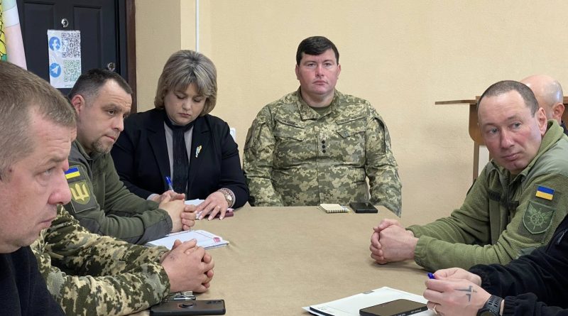 Сьогодні,06.04.2026 року, виконуючий обовʼязки начальника Подільської районної військової адміністрації Вадим Мегіс провів нараду з представниками силових структур району