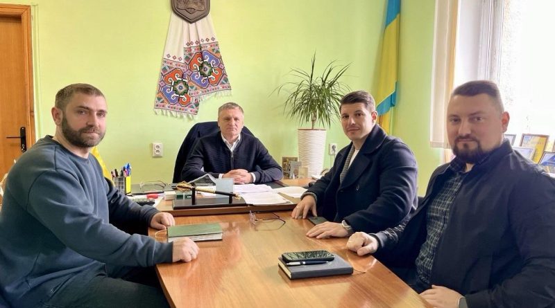 16 квітня 2026 року, виконуючий обов’язки начальника Подільської районної військової адміністрації Руслан Пітак у межах робочого візиту до Кодимської громади спільно з головою районної ради Миколою Соколовим провів робочу зустріч із Кодимським міським головою Сергієм Лупашком