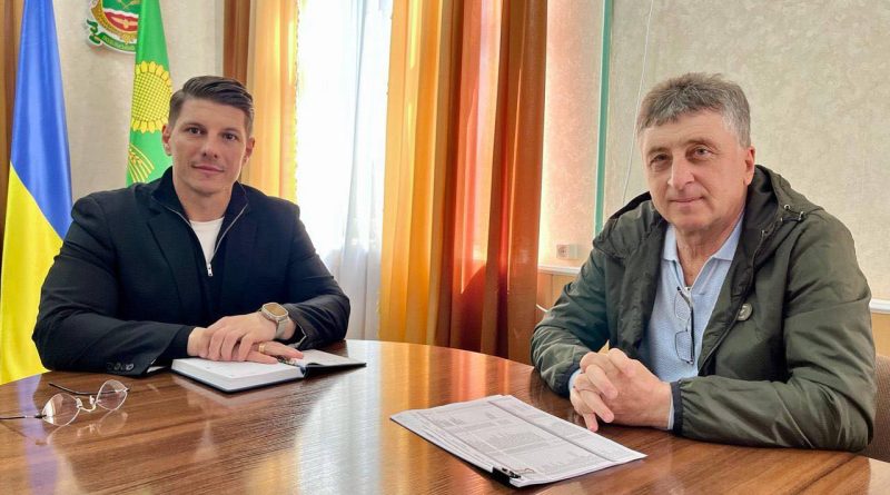 14 квітня 2026 року виконуючий обовʼязки начальника Подільської районної військової адміністрації Руслан Пітак провів робочу зустріч із аграрієм Подільщини Дунєвим Сергієм