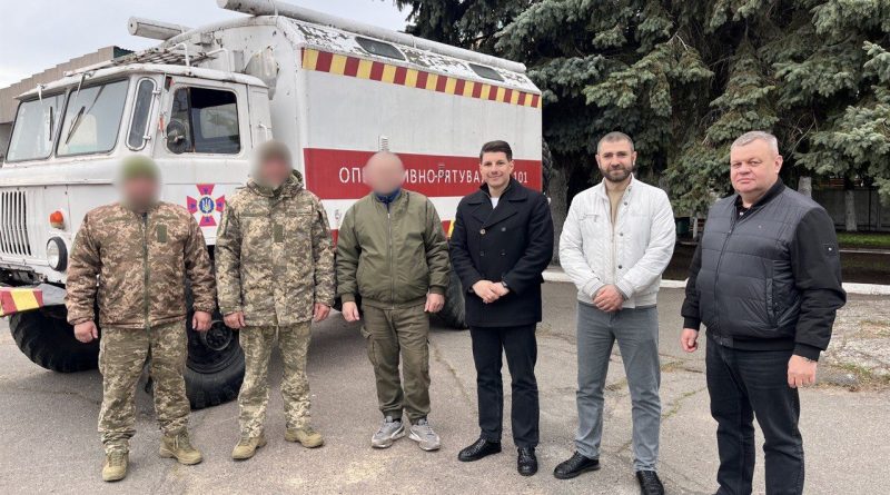 За ініціативи голови Подільської районної ради Миколи Соколова, за підтримки та сприяння виконуючого обов’язки начальника Подільської районної військової адміністрації Руслана Пітака, виконуючого обов’язки Подільського міського голови Олега Албанського , КП «Подільськводоканал» Володимира Негрецкула та депутата Подільської районної ради Руслана Думітрашка, було передано українським військовим оперативно-рятувальний автомобіль