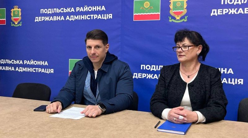 20 квітня 2026 року, виконуючий обов’язки начальника Подільської районної військової адміністрації Руслан Пітак взяв участь в офіційній презентації проєкту «Стійкість та залученість для України» (REU), що реалізується Інститут економічних досліджень та політичних консультацій за підтримки Європейський Союз