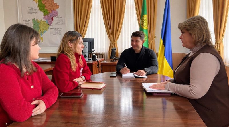 21 квітня 2026 року виконуючий обовʼязки начальника Подільської районної військової адміністрації Руслан Пітак провів робочу зустріч із представниками Товариство Червоного Хреста України