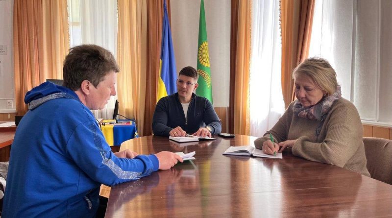 27 квітня 2026 року виконуючий обов’язки начальника Подільської районної військової адміністрації Руслан Пітак провів робочу зустріч із жителькою Подільського району з метою розгляду її звернення щодо оформлення земельної ділянки