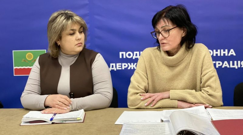 28 квітня 2026 року заступниця начальника Подільської районної військової адміністрації Оксана Лобода провела чергове засідання районної комісії з питань захисту прав дитини